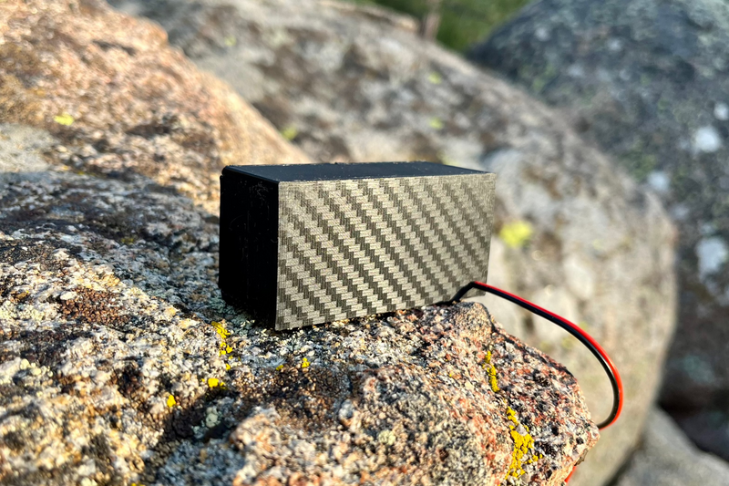 The Double from behind on granite, carbon-look weave across the rear panel and the lead running down the rock. 1/24, 1/18 and 1/10 scale.