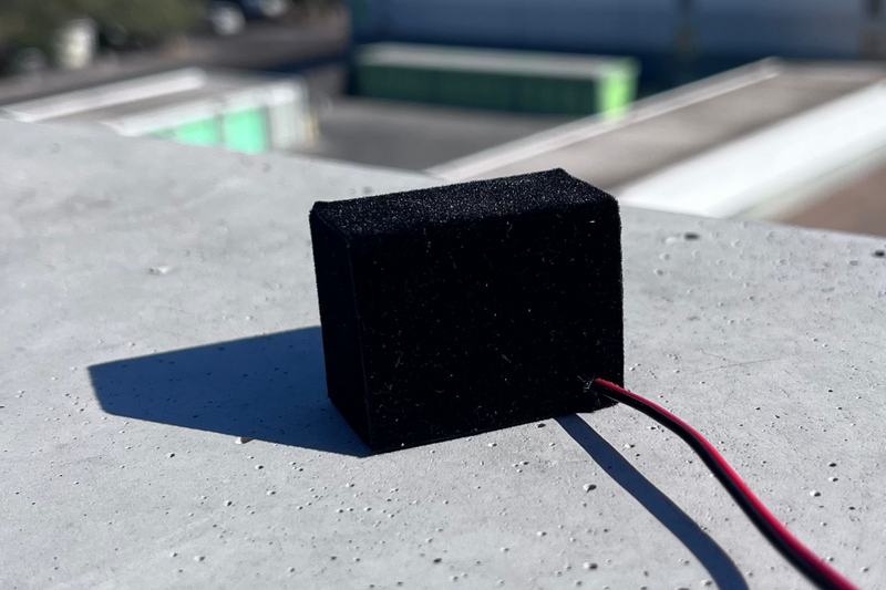 The Micro Single in black suede wrap seen from behind, red and black receiver leads leaving the rear panel. 1/24 and 1/18 scale.